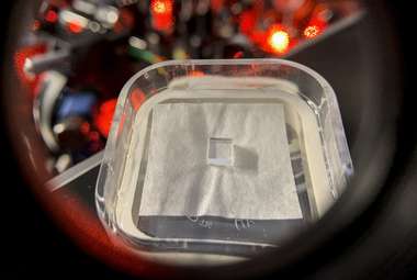 Close- up image of a rare-earth doped crystal used as a quantum memory. (©ICFO)